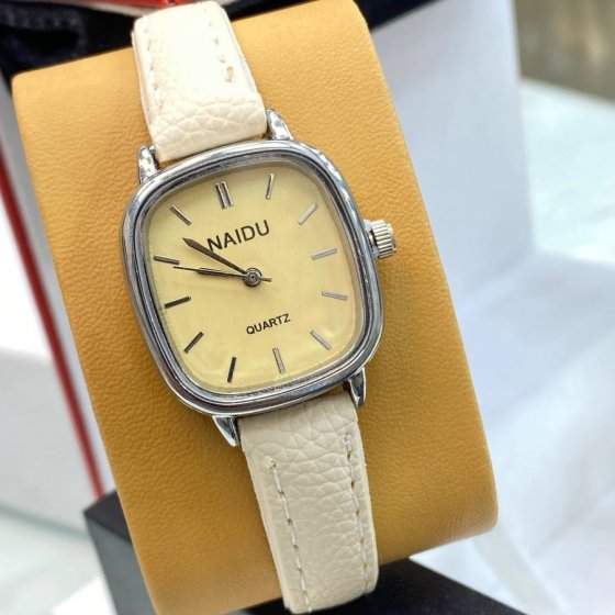 ساعت مچی زنانه و دخترانه نایدو NAIDU مربی بند چرمی مینیمال کرمی+باطری اضافی کد 9792