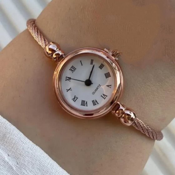 ساعت مچی زنانه صفحه نمایش سفید بند رزگلد طرح دستبندی النگویی بنگل +باطری اضافی کد1474