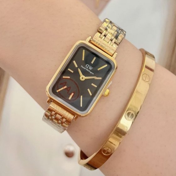 ساعت زنانه  بند طلایی  صفحه مشکی بند استیل دنیل ولینگتون dw+باطری اضافی  کد 1540
