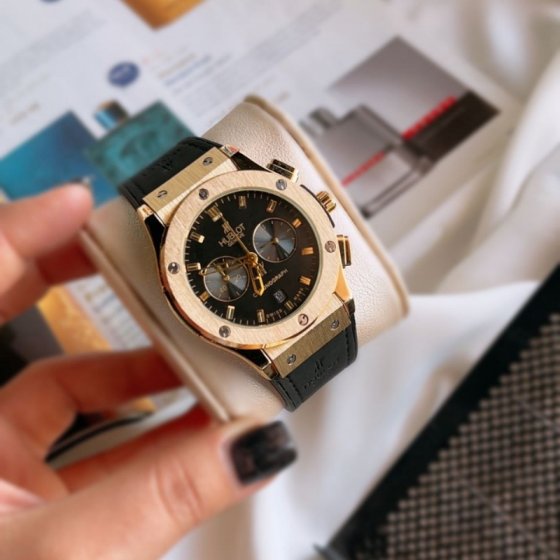 ساعت مچی مردانه هابلوت کرنوگراف سه موتوره فعال صفحه نمایش گرد بند مشکی دور قاب طلایی+باطری اضافی کد1854