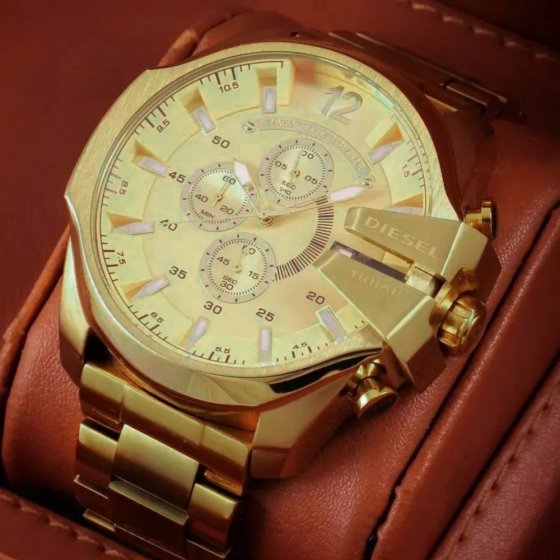 ساعت  دیزل شاخدار مردانه  بند طلایی صفحه طلایی صفحه بزرگ تقویم دار +باطری اضافی کد 1967