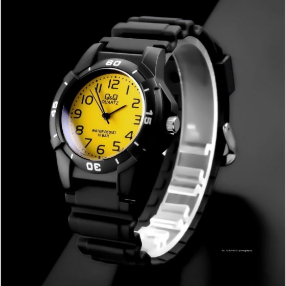 ساعت مچی اسپرت ضدآب صفحه زرد بند مشکی Q&Q کد2016